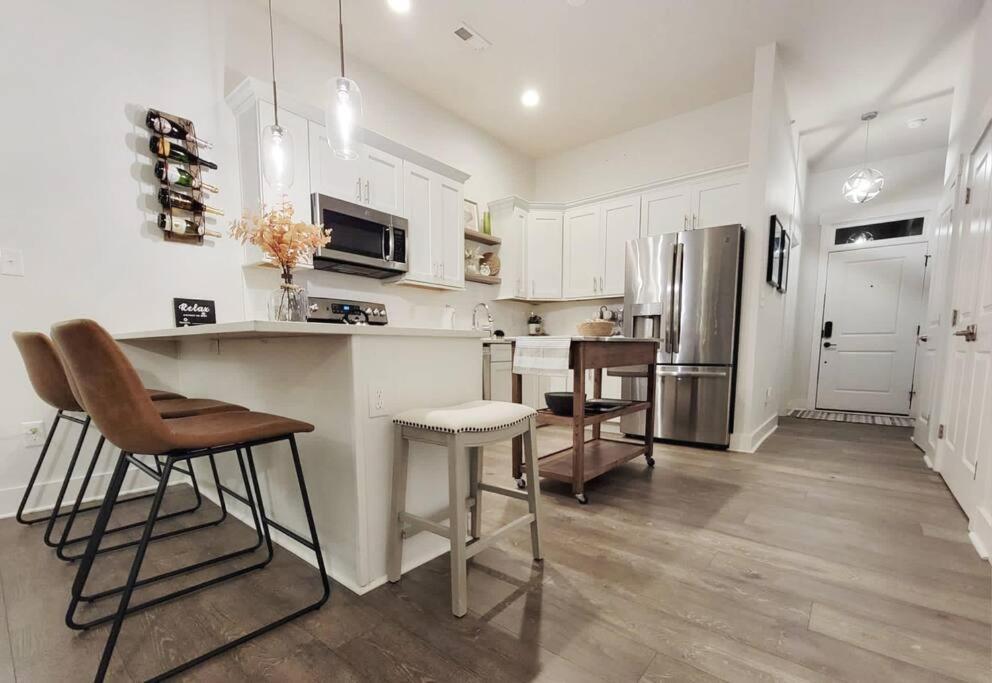 New Stylish Getaway- 5 Mil To Uptown/3 Smart Tvs! Apartment Charlotte Luaran gambar