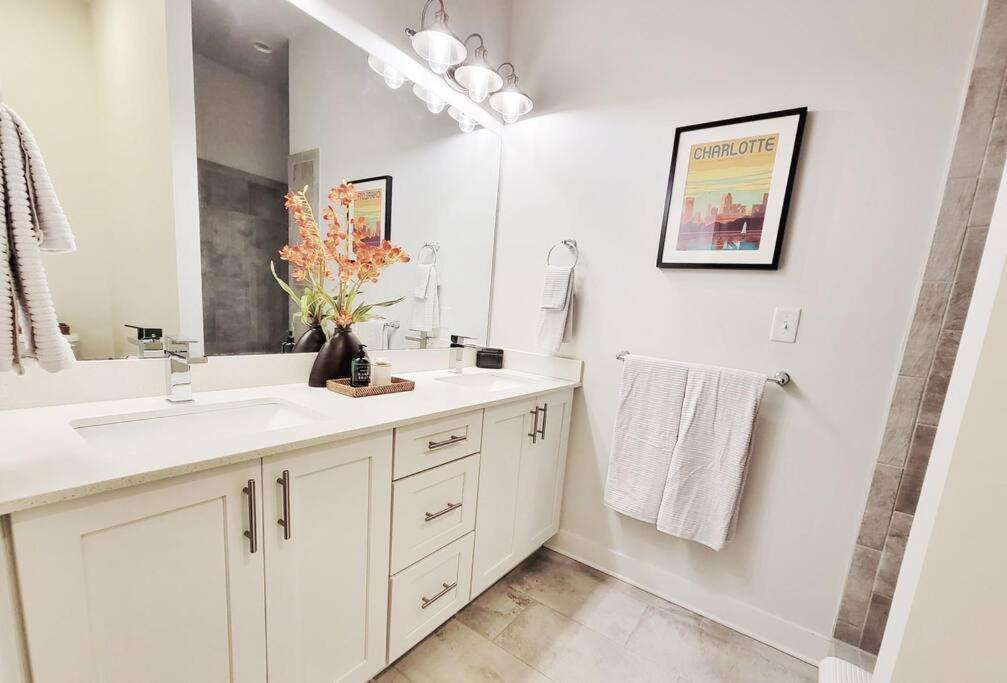 New Stylish Getaway- 5 Mil To Uptown/3 Smart Tvs! Apartment Charlotte Luaran gambar