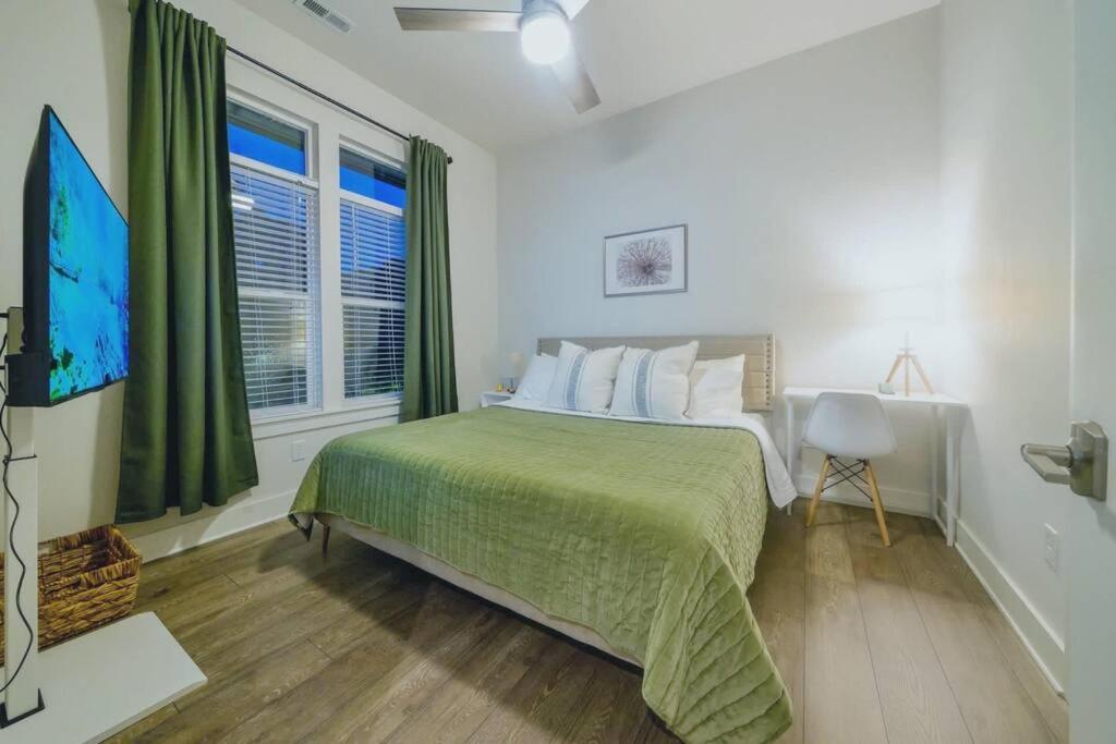 New Stylish Getaway- 5 Mil To Uptown/3 Smart Tvs! Apartment Charlotte Luaran gambar