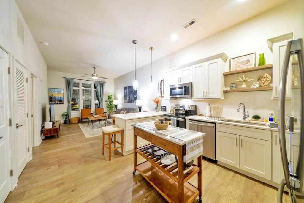 New Stylish Getaway- 5 Mil To Uptown/3 Smart Tvs! Apartment Charlotte Luaran gambar