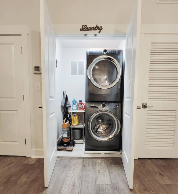 New Stylish Getaway- 5 Mil To Uptown/3 Smart Tvs! Apartment Charlotte Luaran gambar