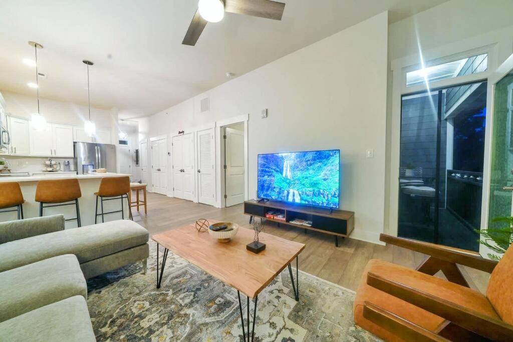 New Stylish Getaway- 5 Mil To Uptown/3 Smart Tvs! Apartment Charlotte Luaran gambar