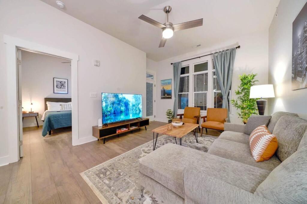 New Stylish Getaway- 5 Mil To Uptown/3 Smart Tvs! Apartment Charlotte Luaran gambar