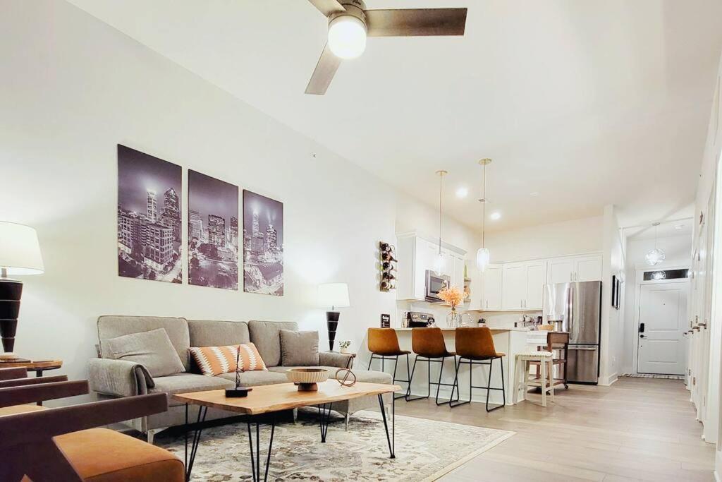 New Stylish Getaway- 5 Mil To Uptown/3 Smart Tvs! Apartment Charlotte Luaran gambar